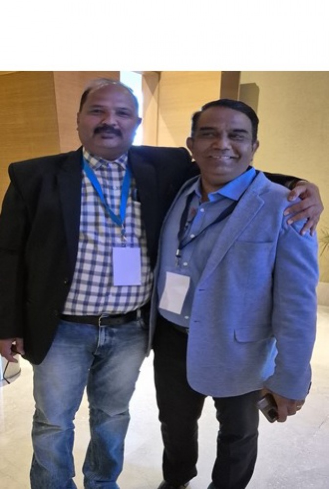 श्री उमेश प्रसाद जी टैली रीजनल हेड हैदारबाद तिलंगानाके साथ मनीष सभरवाल टैली इवेंट होटल ताज बेंगलोर 18-19 फरवरी 2025 बेंगलोर